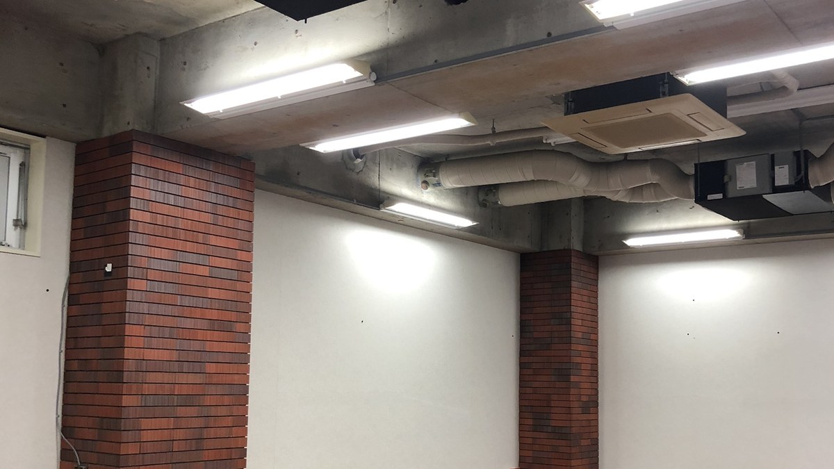 原状回復工事の施工範囲や現地状況を確認するオフィス区画